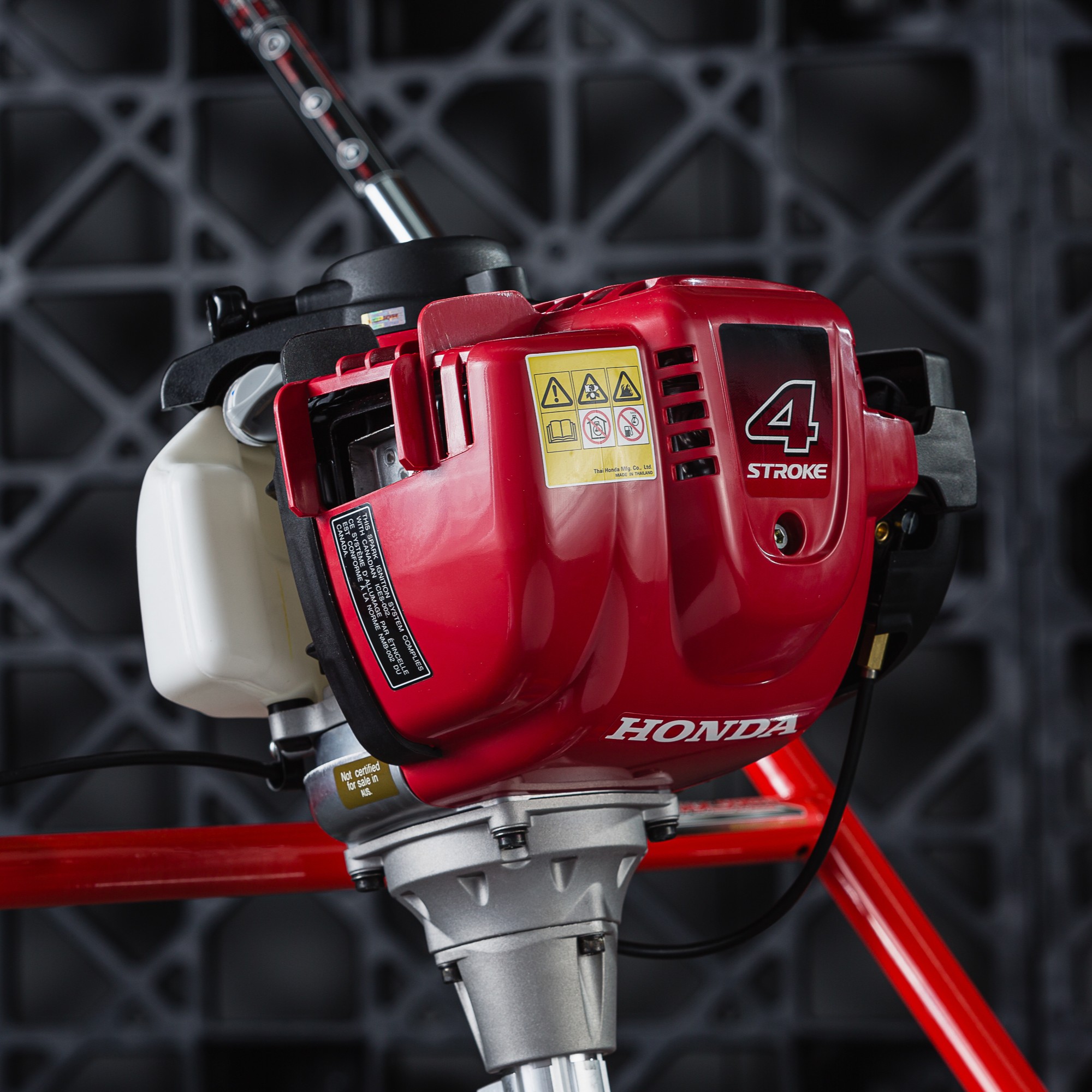 HONDA-POWERED MAGIC SCREED