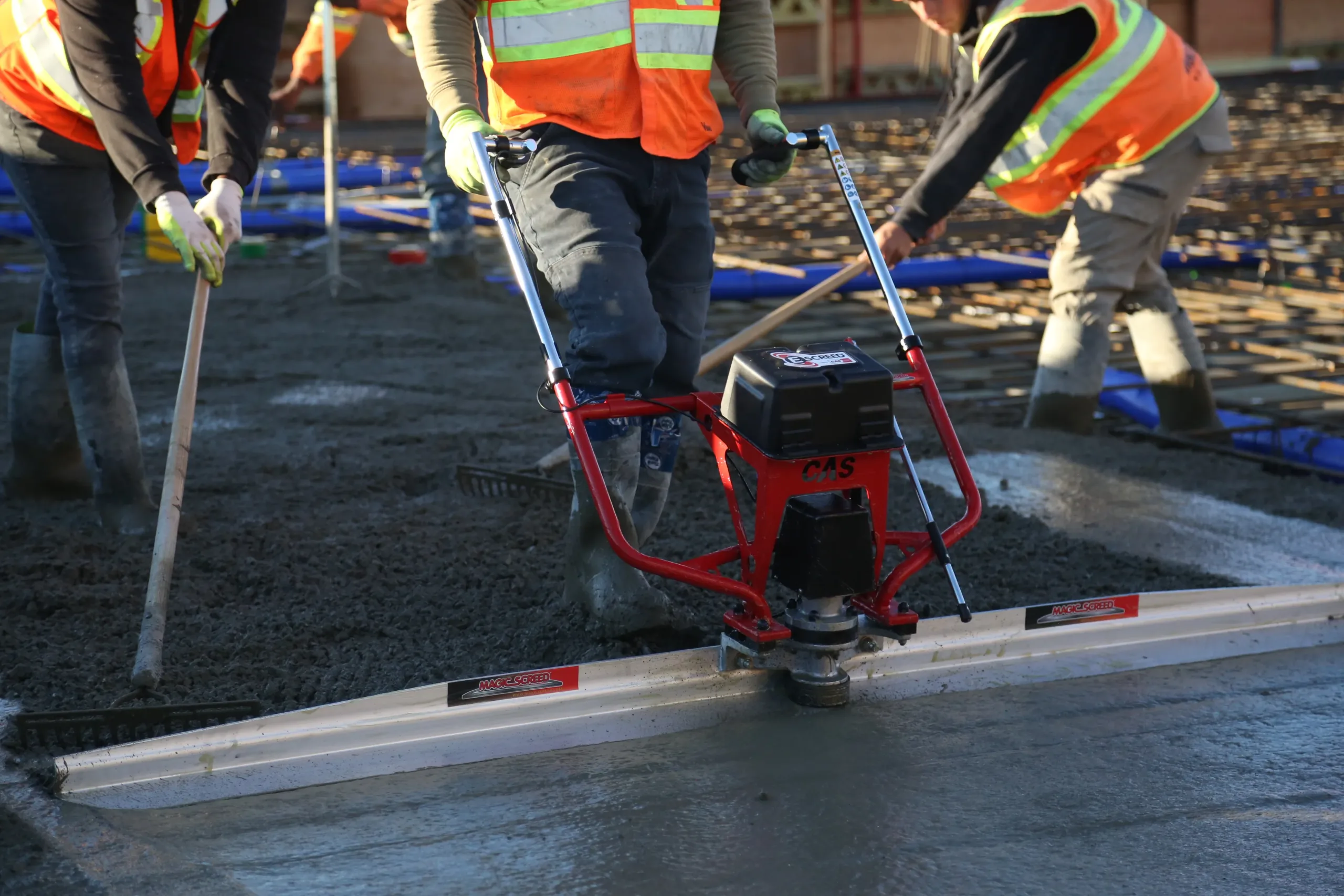 e-screed in action 2 E-SCREED - ELECTRIC BATTERY CONCRETE SCREED BY MAGIC SCREED